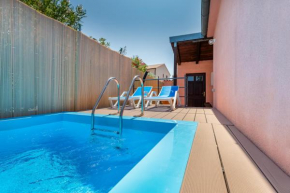 Modern Holiday Home with pool & 4 bikes, near center